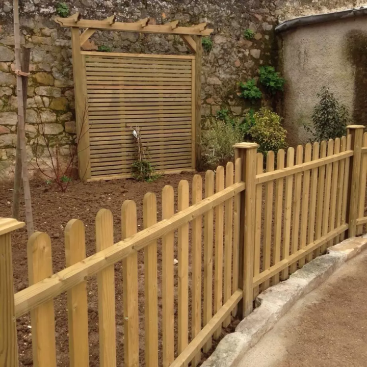 Nous sommes  spécialisés dans la fourniture et pose de panneaux bois en clôtures séparatives ou décoratives.